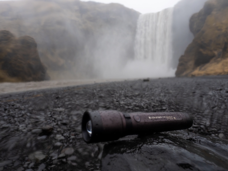 P7R Signature vor einem Wasserfall in Island