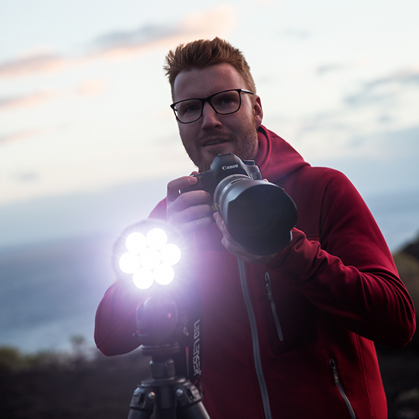 Das Bild zeigt einen Mann mit der hellsten Taschenlampe von Ledlenser