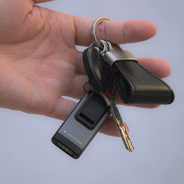 Eine Mini-Taschenlampe am Schlüsselbund als Schlüsselanhänger.