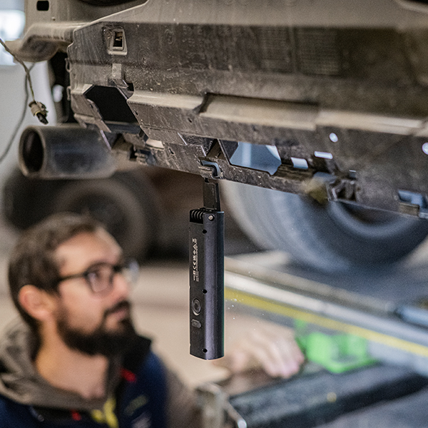 Das Bild zeigt eine Arbeitsleuchte für Mechaniker im Einsatz