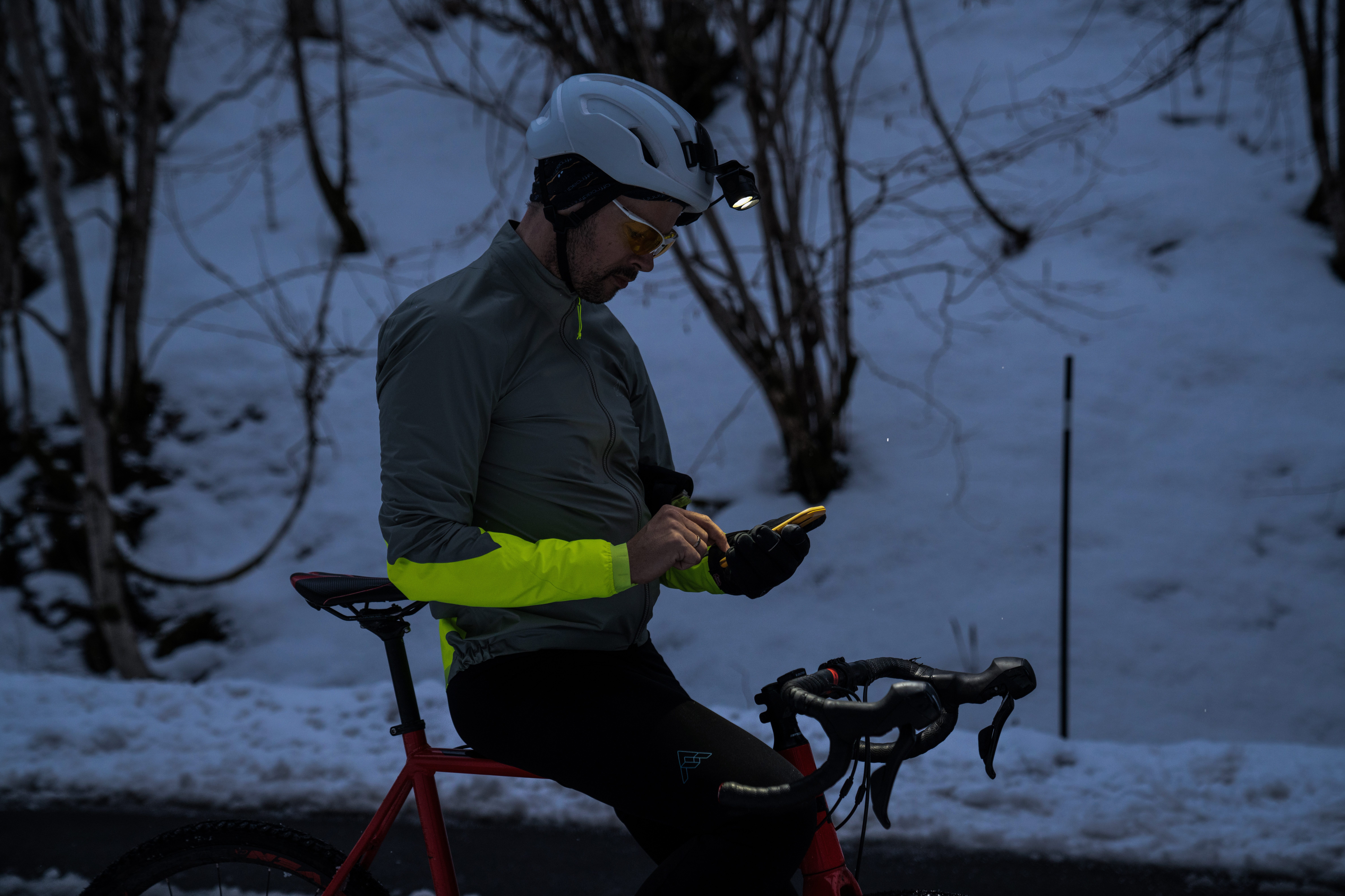 Das Bild zeigt einen Fahrradfahrer mit Stirnlampe
