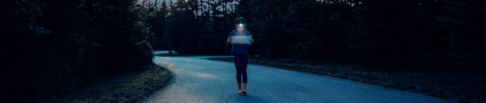 Ein Mädchen macht eine nachtwanderung mit einer Stirnlampe