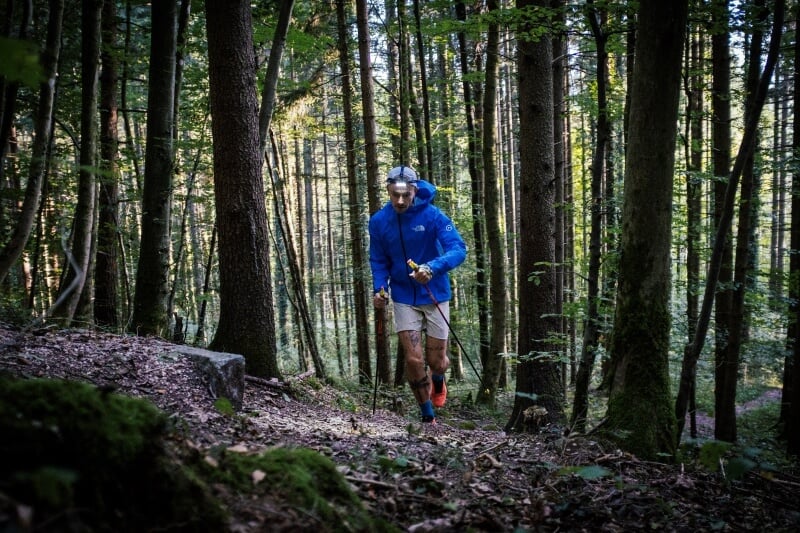 Ein Mann läuft mit der NEO9R durch den Wald