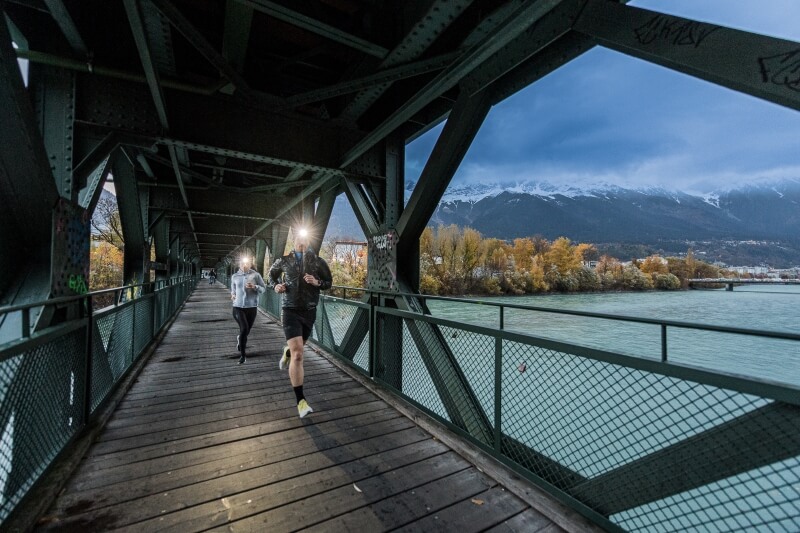 Zwei Läufer auf einer Brücke