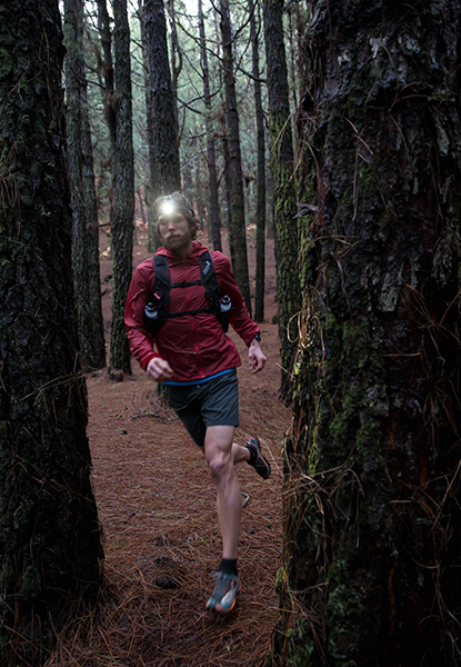 Jogger mit Stirnlampe im Wald