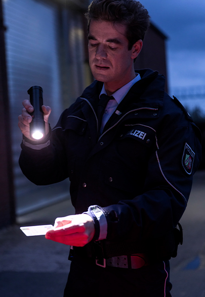 Polizist mit Taschenlampe