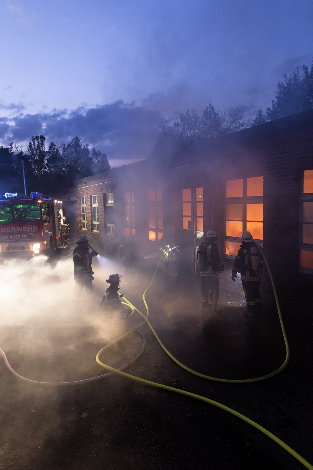 Das Bild zeigt Feuerwehrleute mit Taschenlampen beim Einsatz